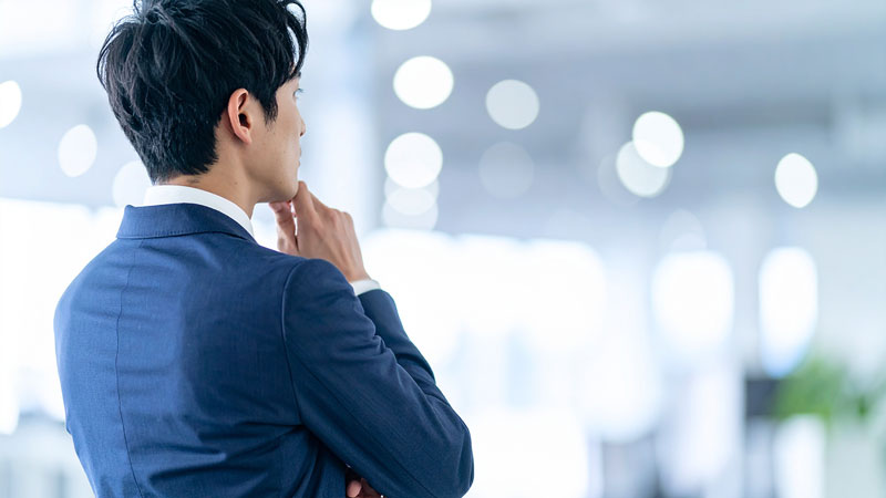 企業の将来や戦略について思案するビジネスマン